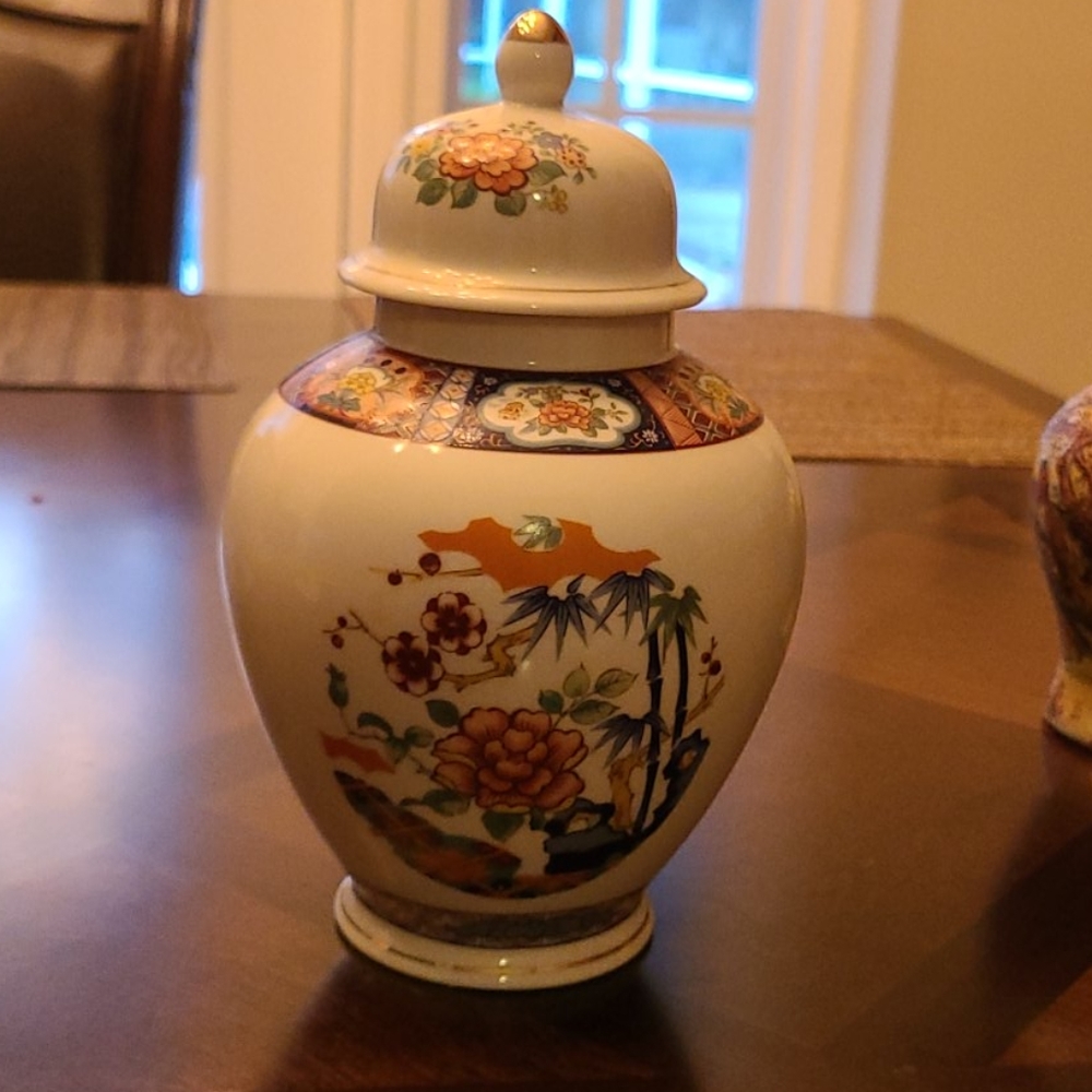 Imari Ware Japan. Hand painted lidded Ginger Jar